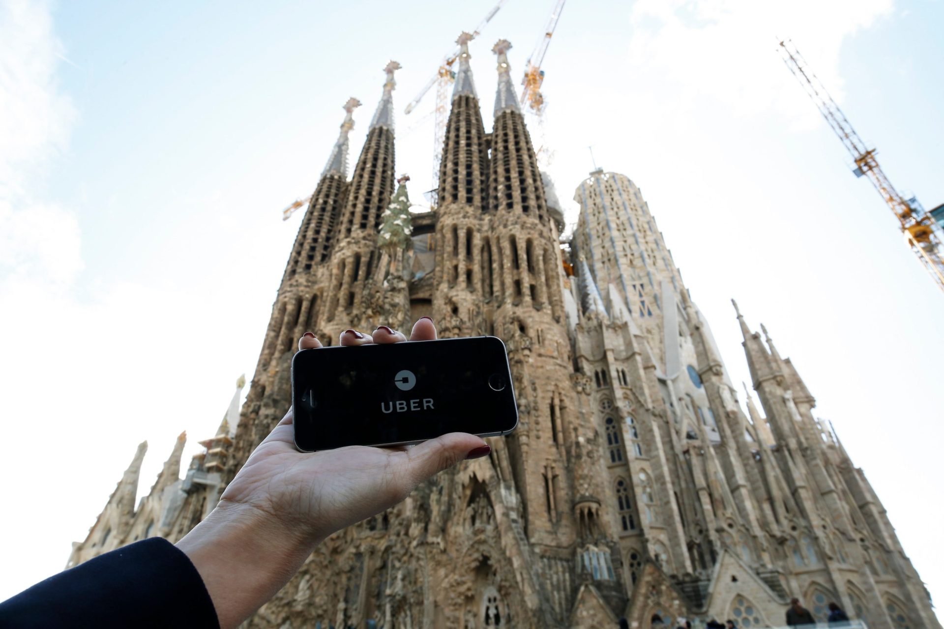 Barcelona aperta regras e Uber e Cabify suspendem serviços