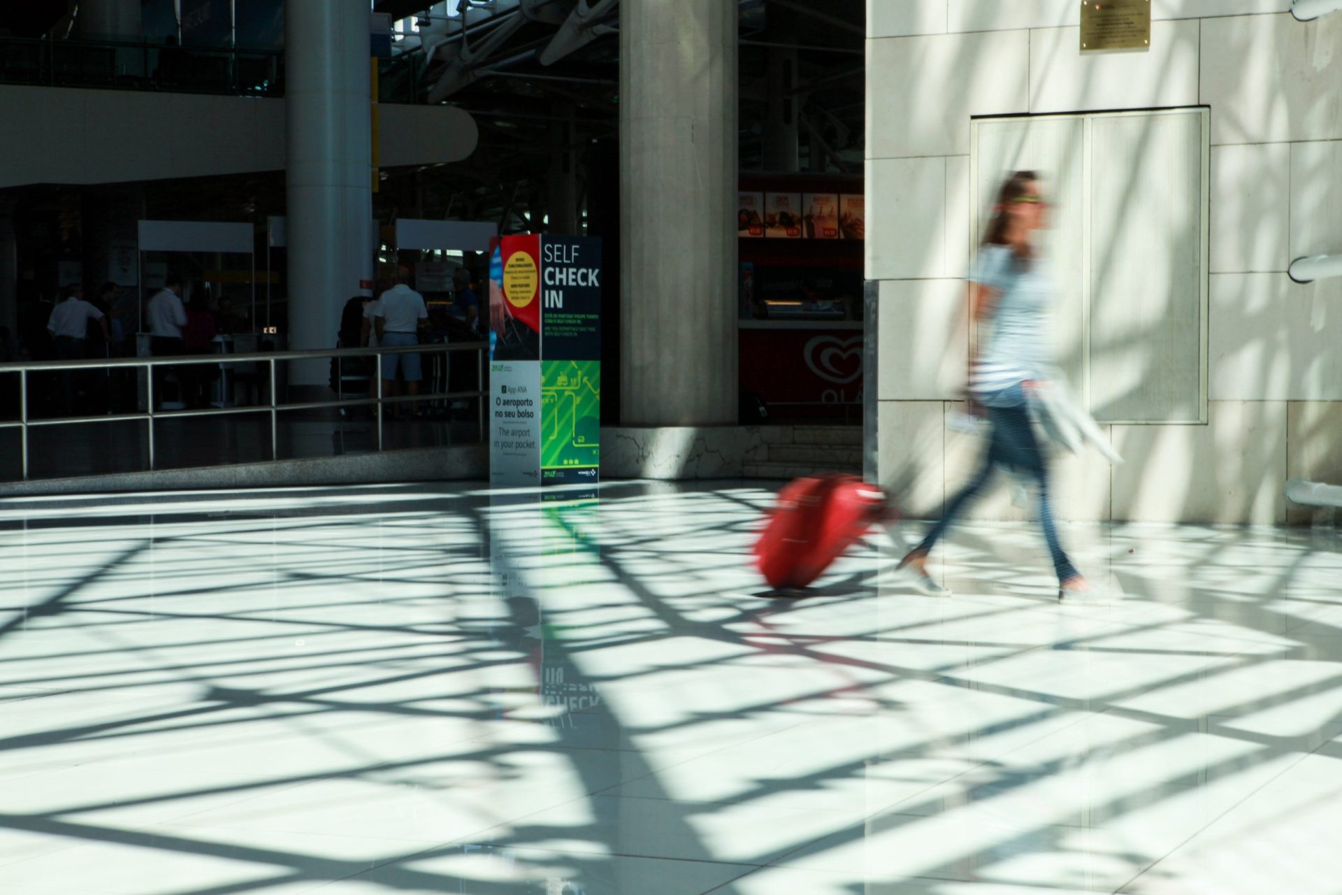 Aeroporto de Lisboa. Funcionários de limpeza furtaram bolsa com sete mil euros a passageiro