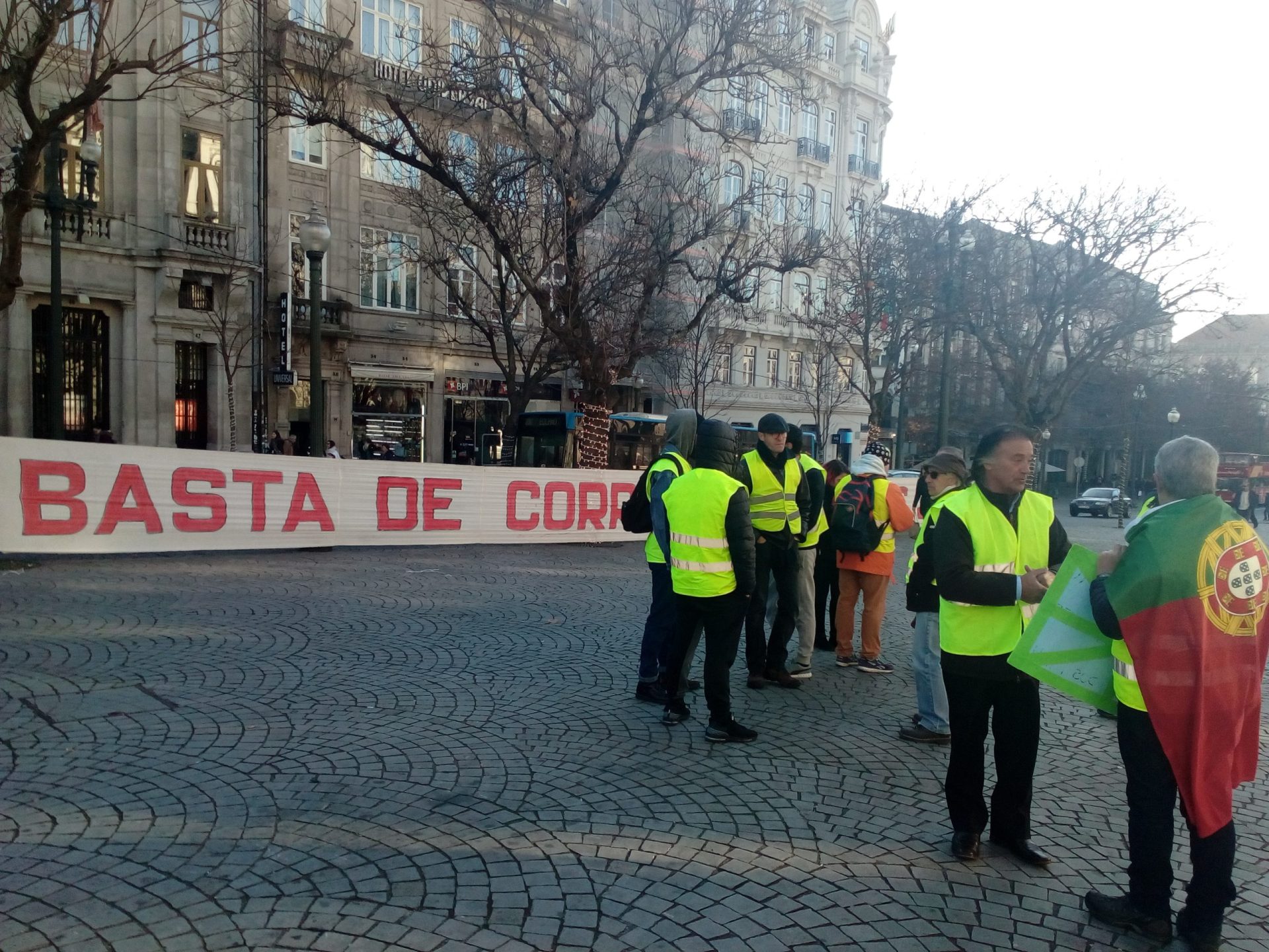 Manifestação Coletes Amarelos. Há cerca de meia centena de protestantes no Porto