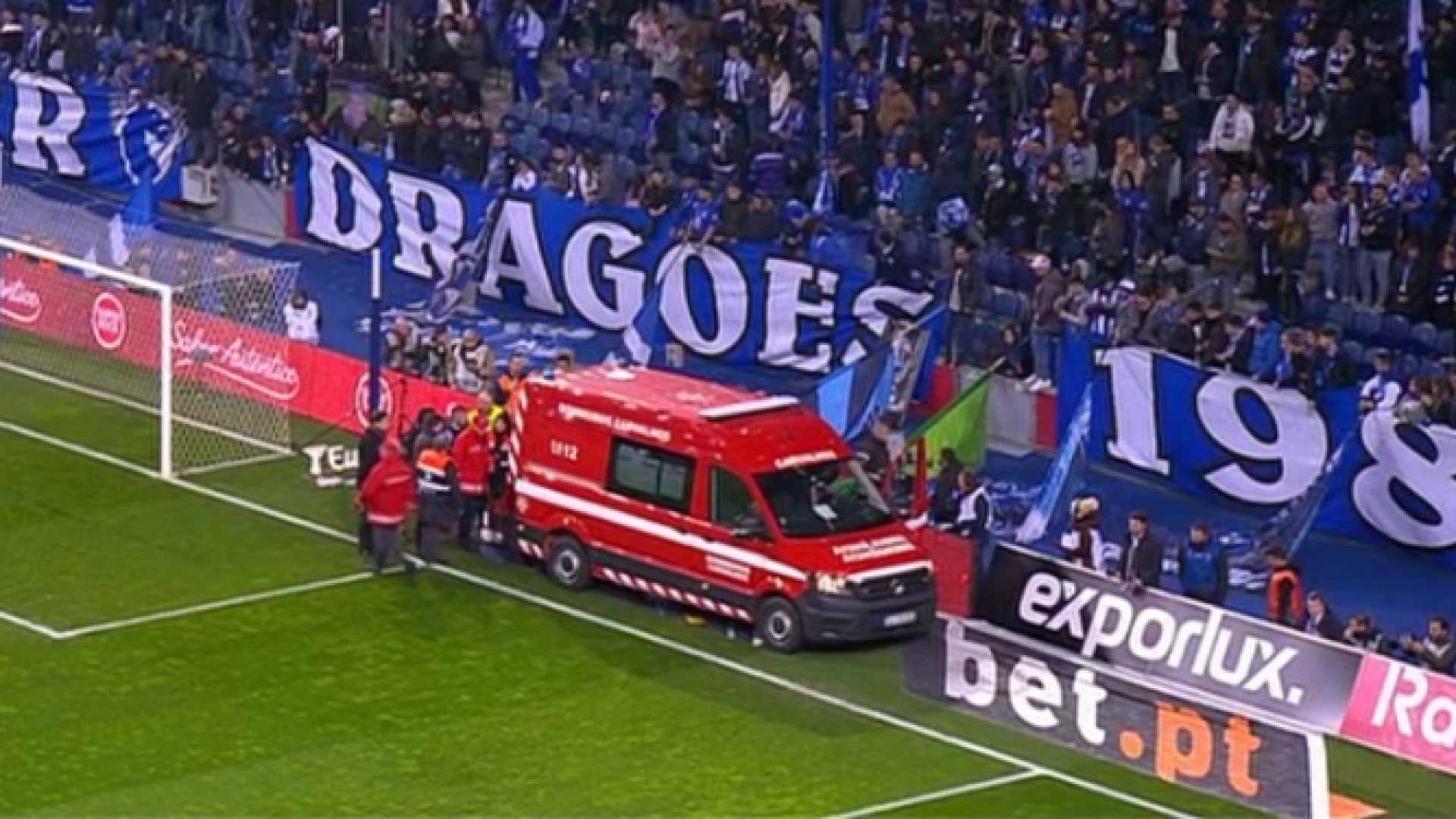 Rosic deixou o Estádio do Dragão de ambulância após choque violento com Lucas França