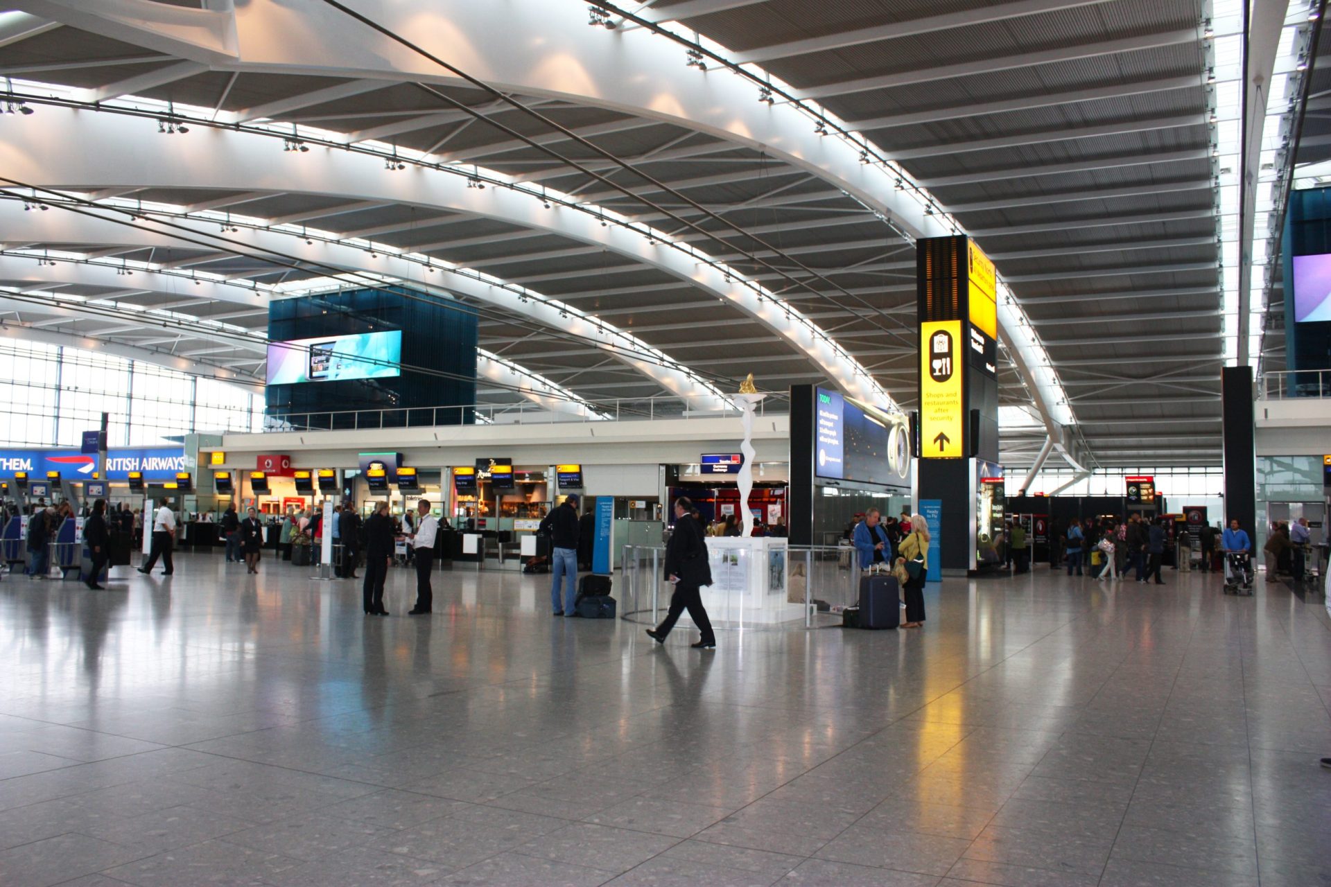 Londres. Partidas suspensas no aeroporto de Heathrow devido a drone