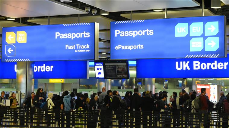 Londres. Aeroporto de Heathrow já retomou voos após avistamento de drone