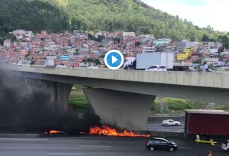 Brasil. Helicóptero despenha-se e embate contra camião em estrada de São Paulo | VÍDEO