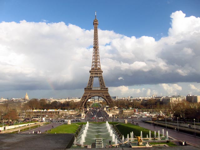 Morreu menina portuguesa de cinco anos que caiu perto de Torre Eiffel