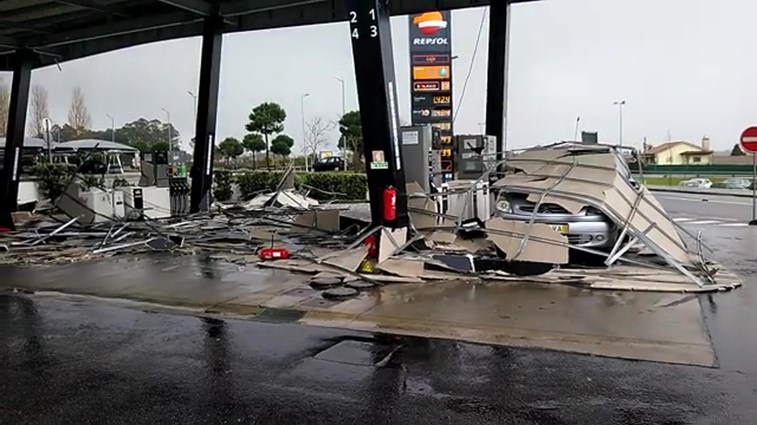 Bomba de gasolina em Esposende destruída devido ao mau tempo