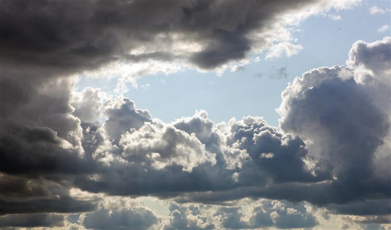 Todas as ilhas dos Açores sob aviso laranja devido a previsão de vento forte e chuva