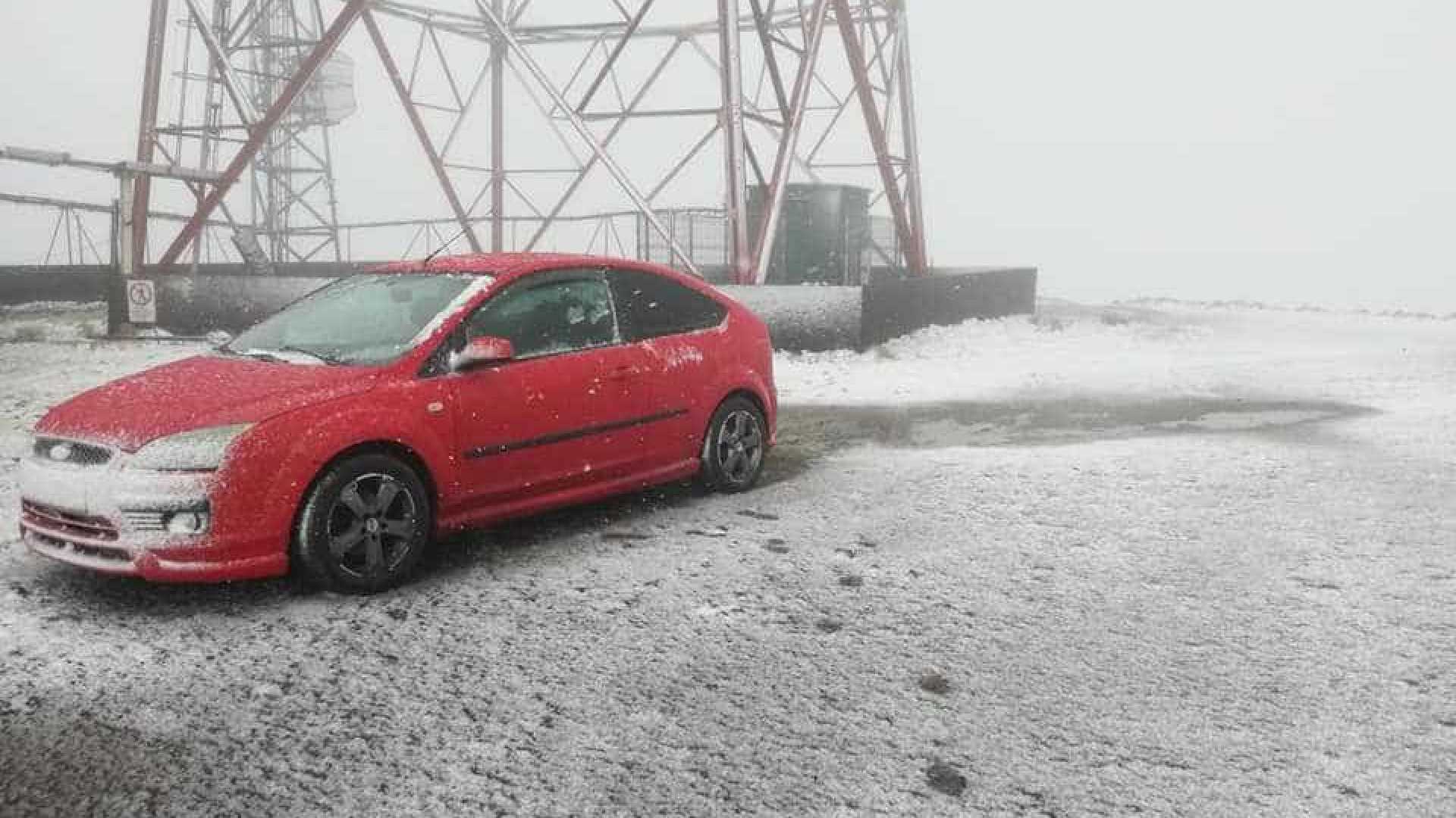 Está a nevar nas Ilhas das Flores e no Corvo