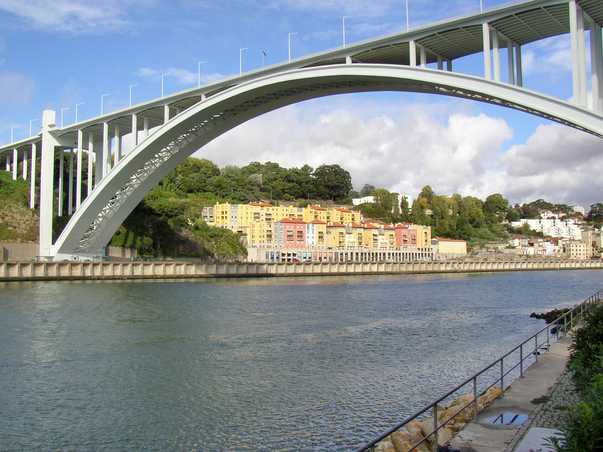 Acidente na Ponte da Arrábida faz um morto e dois feridos