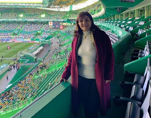 Dolores Aveiro esteve em Alvalade e teve direito a um cântico por parte dos adeptos do Benfica | VÍDEO