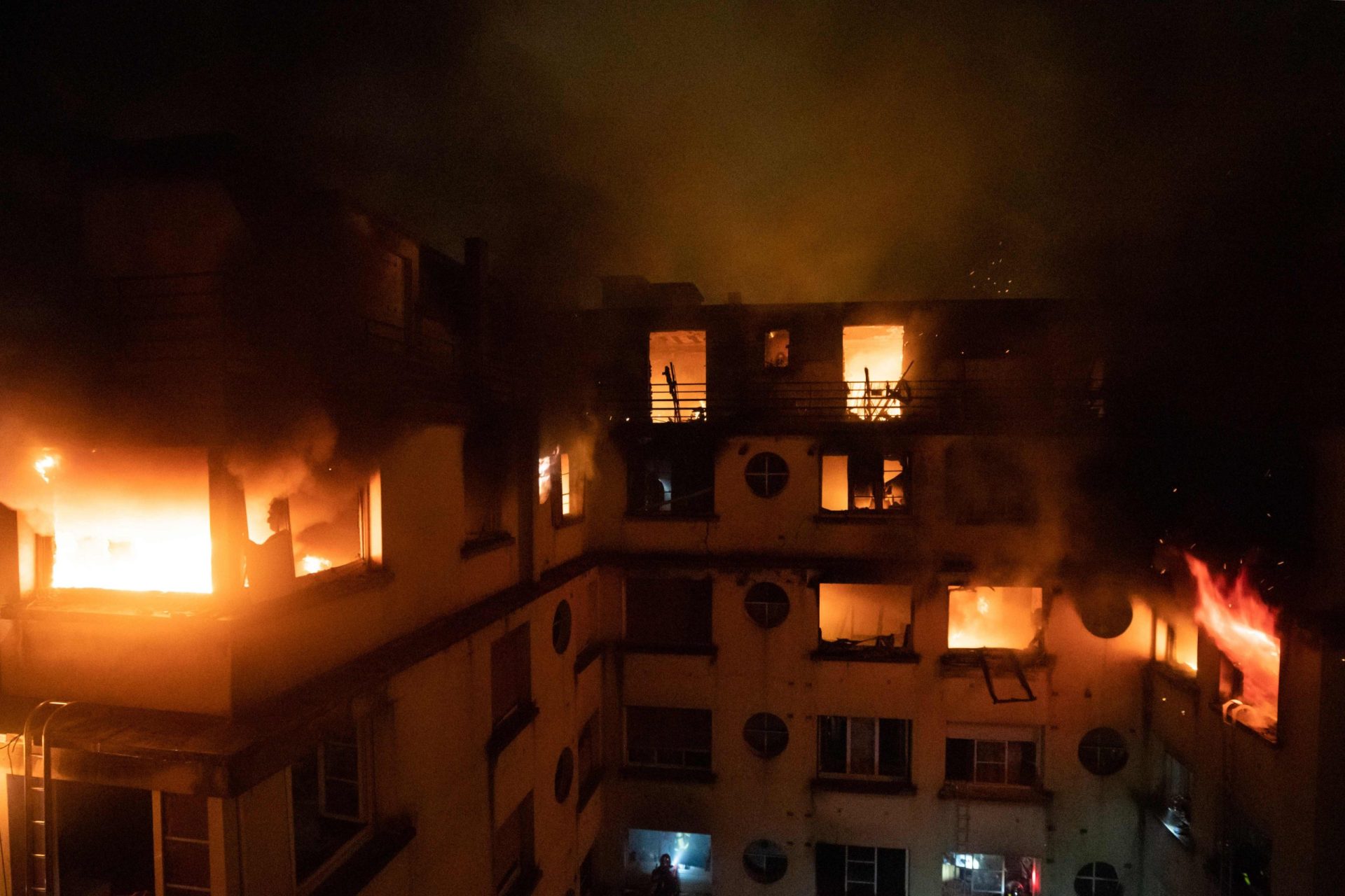 Incêndio em prédio de Paris mata pelo menos dez pessoas e faz mais de trinta feridos