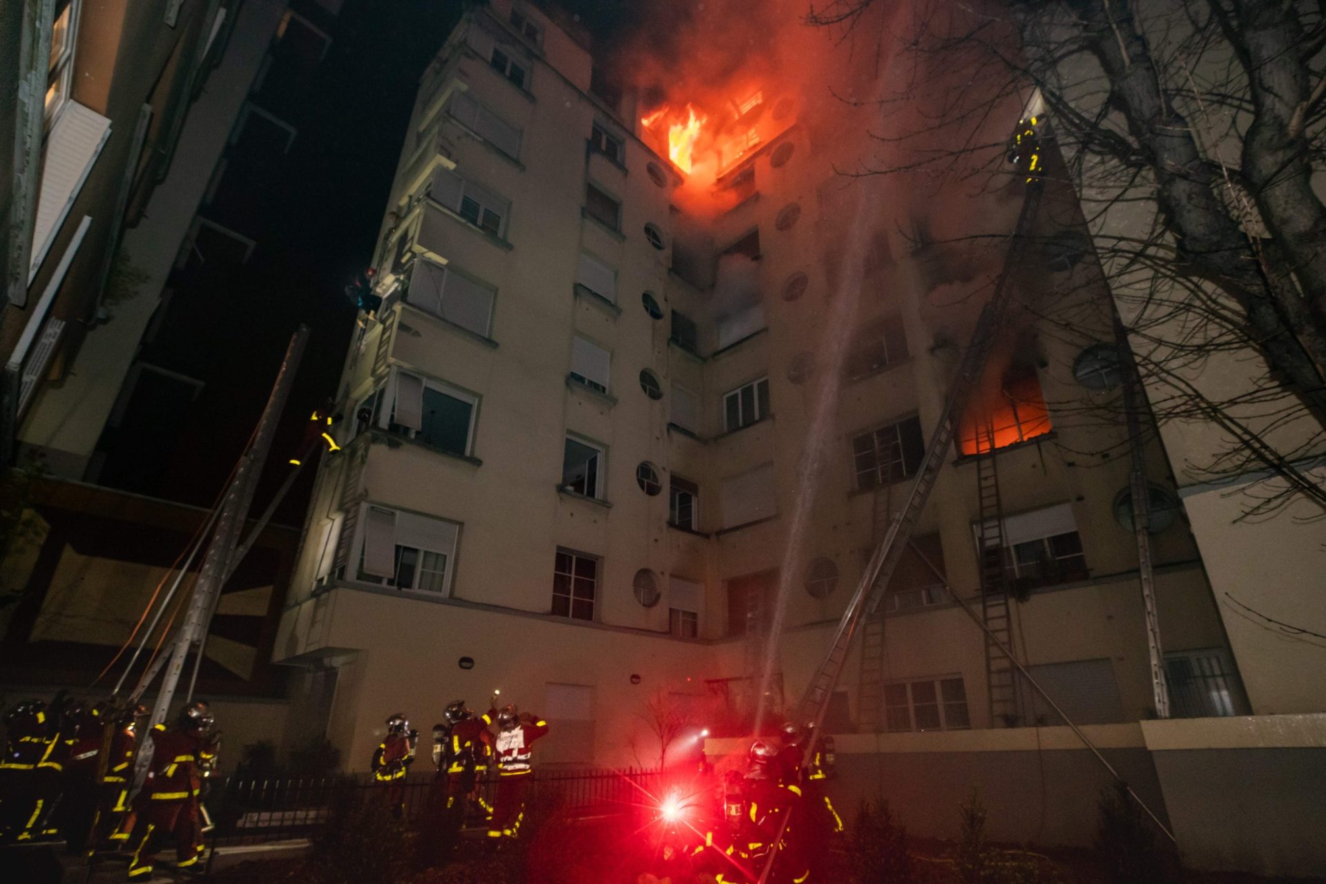 Mulher com problemas psiquiátricos detida na sequência de incêndio em Paris