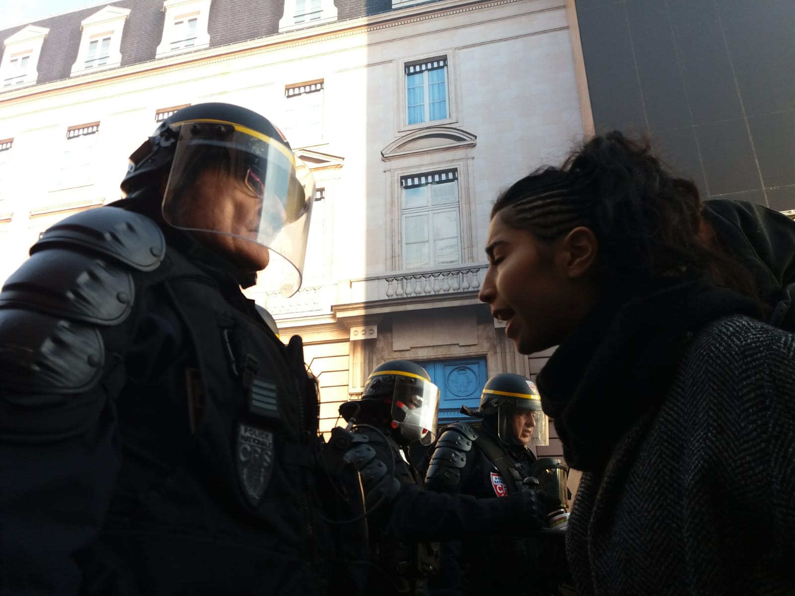 Manifestação. Começam a surgir sinais de violência em Paris | VÍDEO