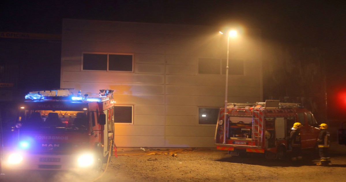 17 automóveis destruídos após incêndio em oficina em Vila Verde