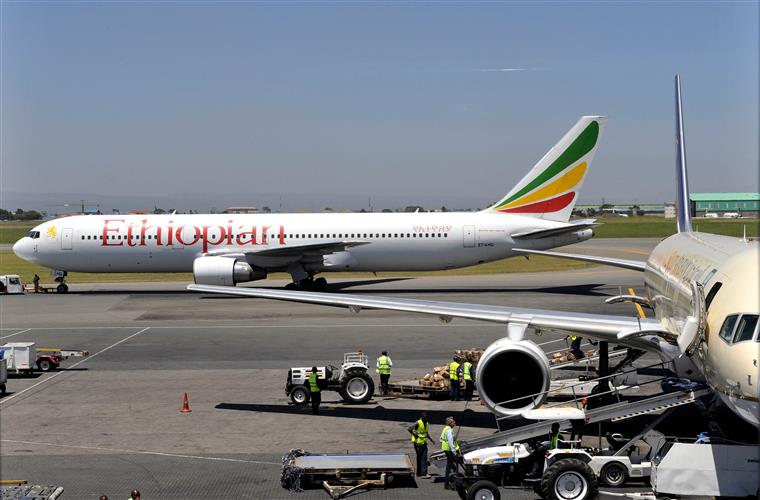 Avião da Ethiopian Airlines despenha-se com 157 pessoas a bordo