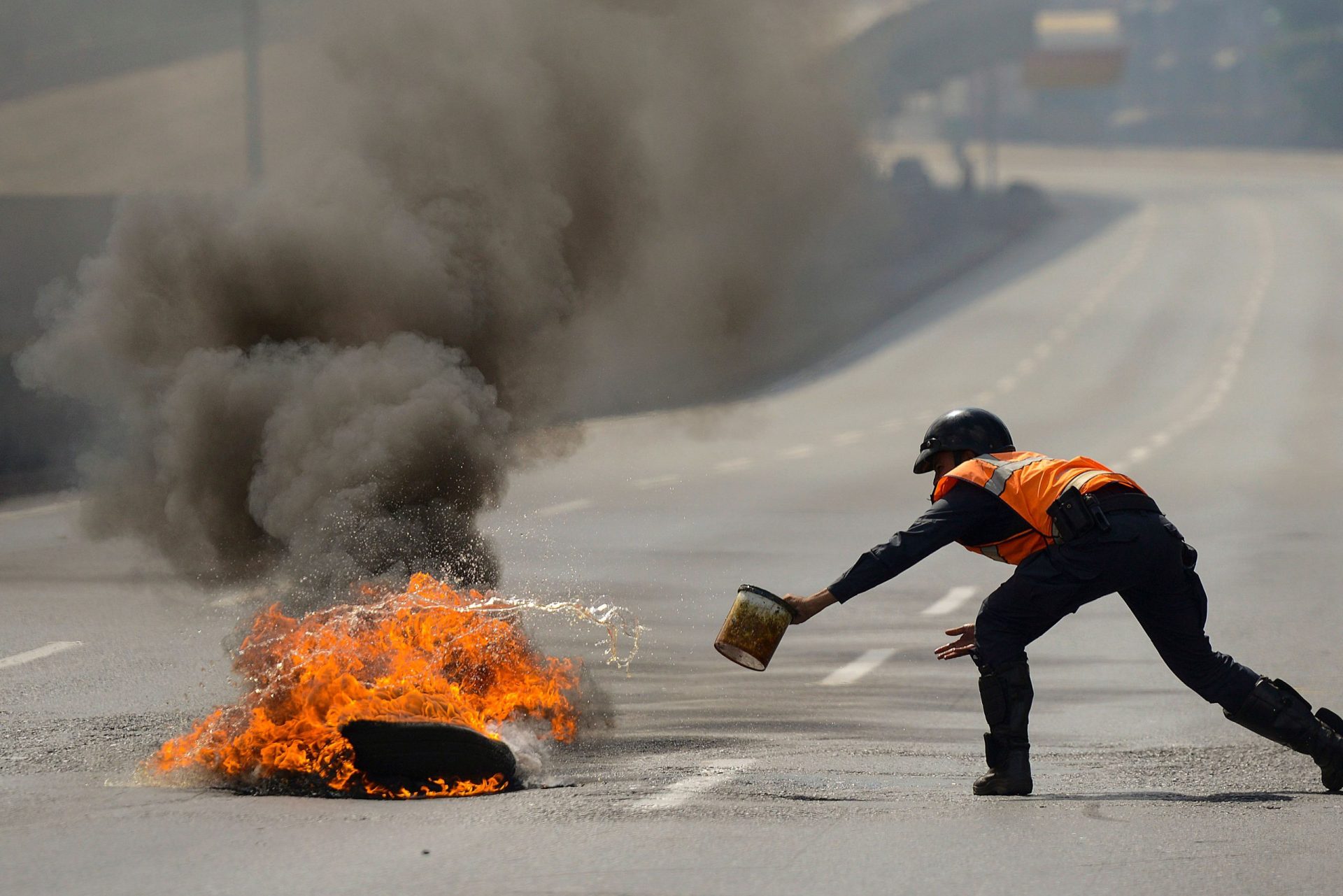 Camiões com ajuda humanitária para a Venezuela foram destruídos por manifestante da oposiçãon