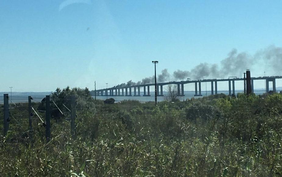 Trânsito condicionado na Ponte Vasco da Gama com camião a arder