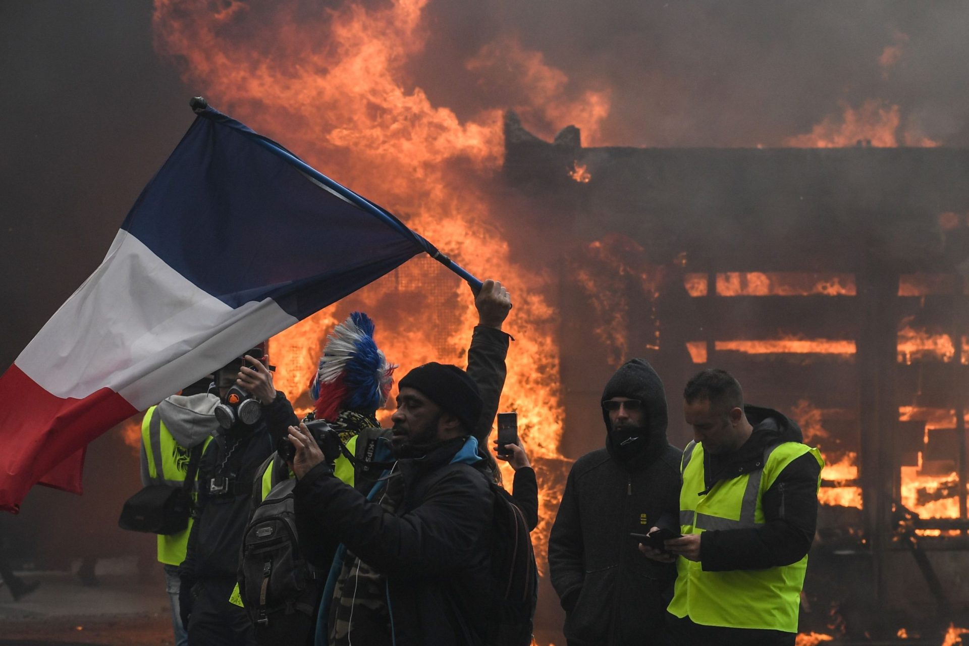 Detidas mais de 40 pessoas nos protestos dos coletes amarelos em Paris