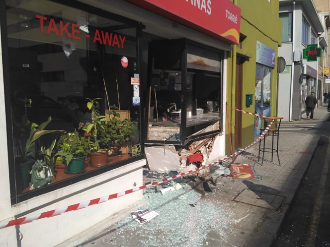 Carro destrói montra de restaurante no Porto