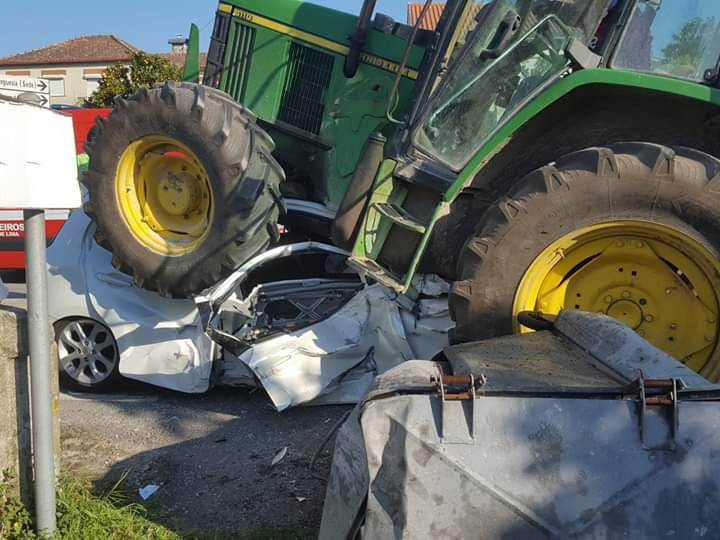 Trator esmaga carro em Ponte de Lima