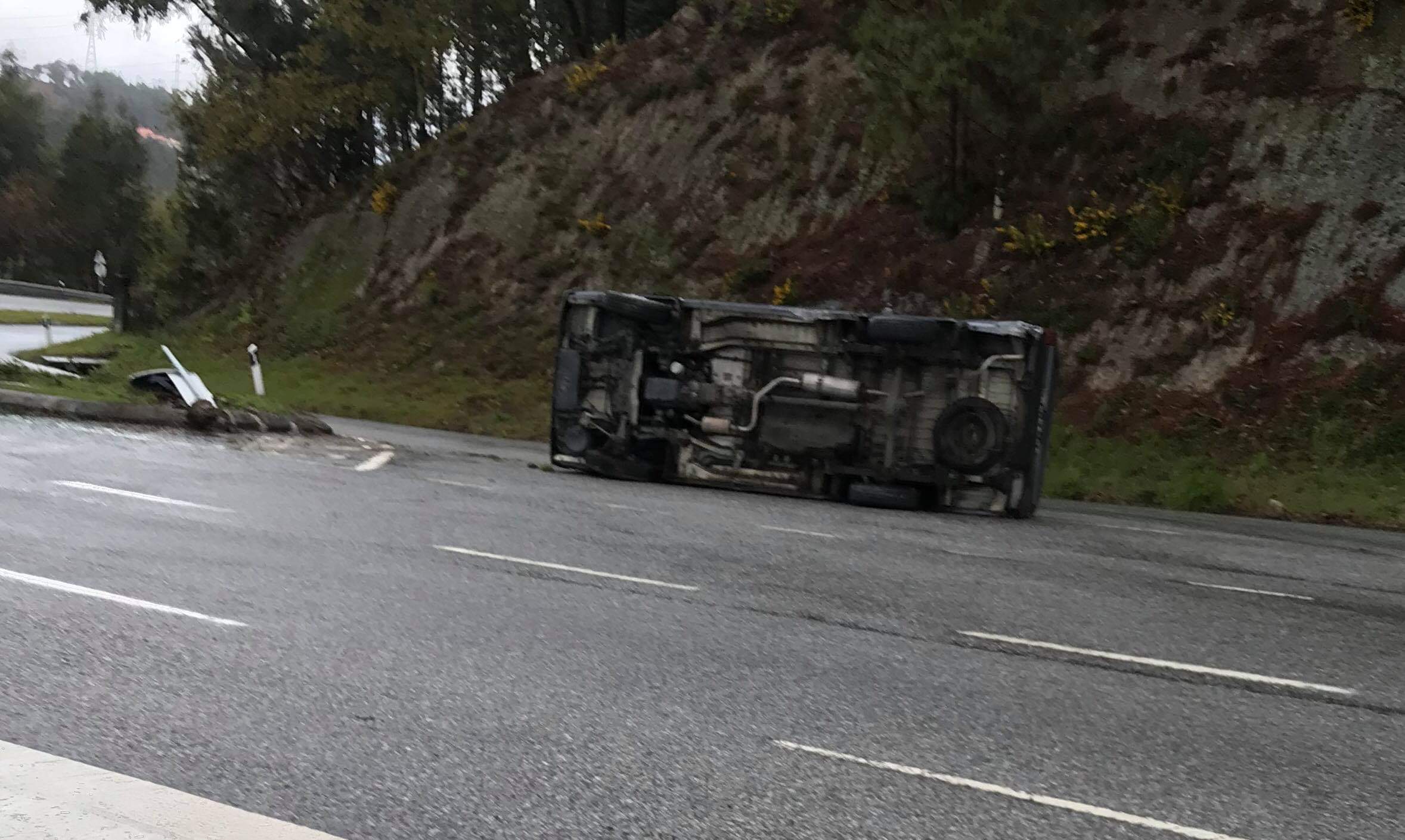 Automóvel capotou na Estrada Nacional 103