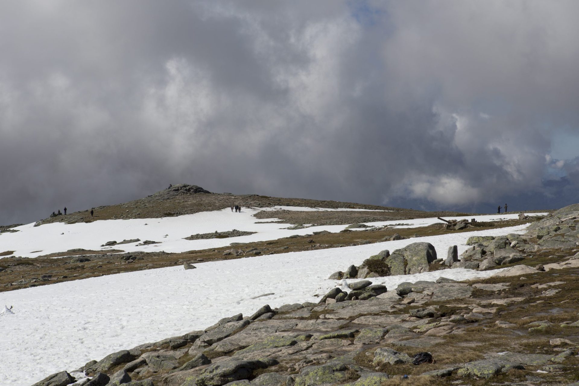 Estradas de acesso à Serra da Estrela encerradas devido à queda de neve