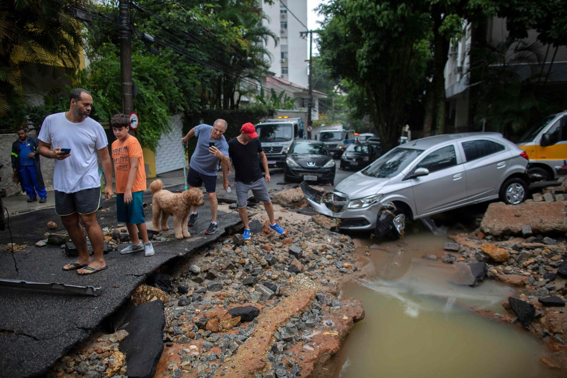 Tempestade no Rio de Janeiro já fez pelo menos dez mortos