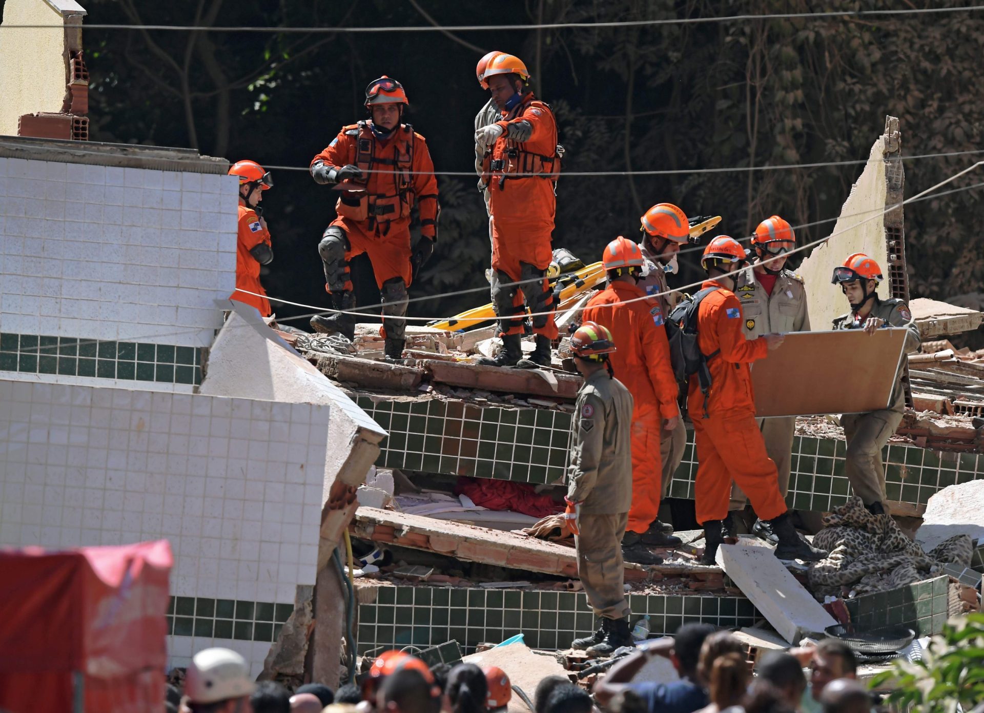 Número de mortos em desabamento de prédios no Brasil sobe para 3