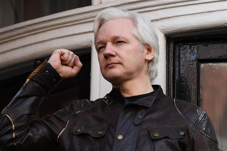 Assange disposto a cooperar com a Suécia para evitar extradição para os EUA