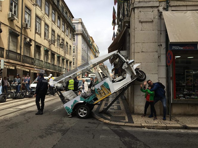 Tuk-tuk completamente desgovernado condiciona trânsito na Baixa de Lisboa