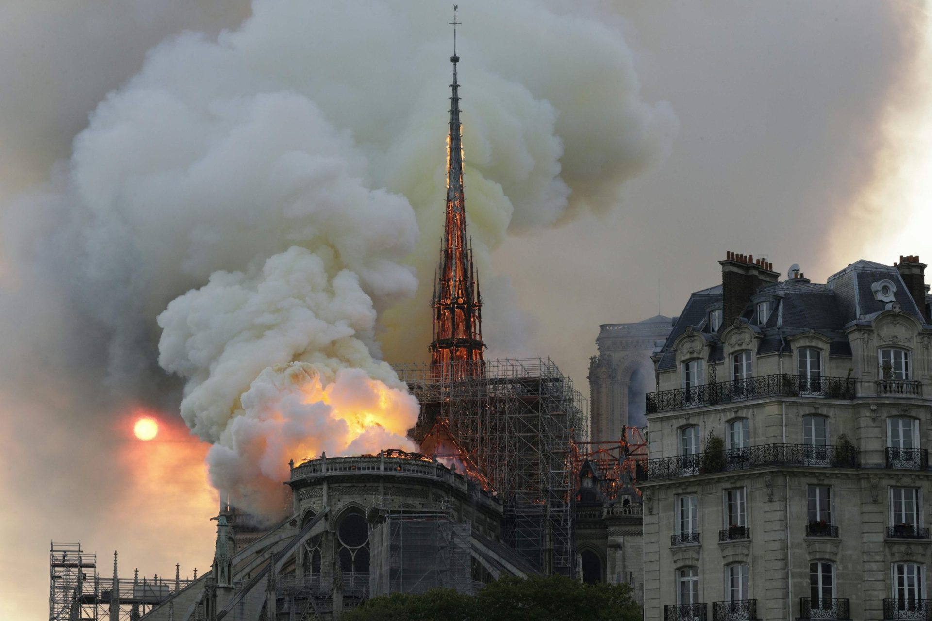 Incêndio deflagra na catedral de Notre-Dame