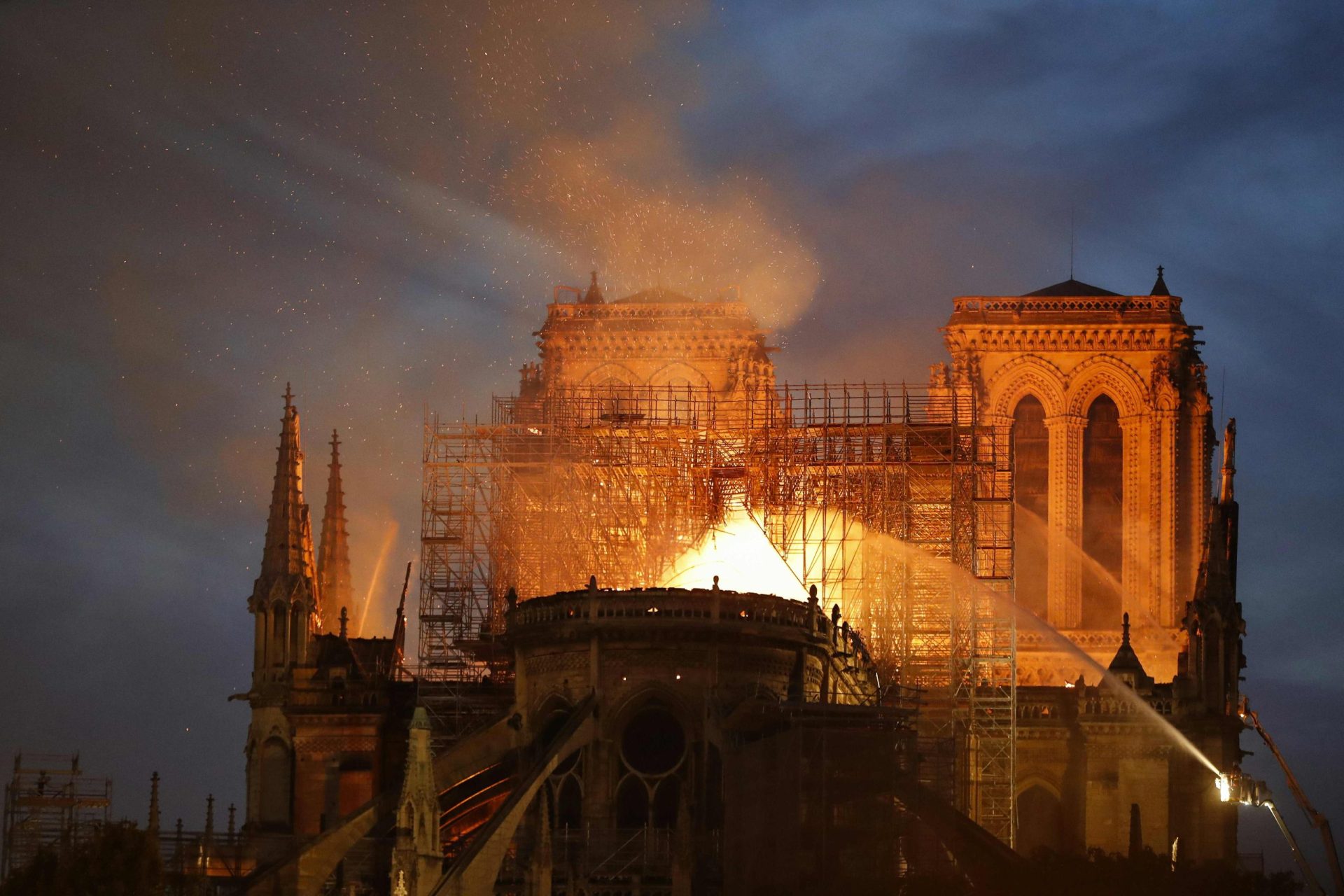 Governo francês não garante que Notre-Dame resista às chamas e há um bombeiro ferido