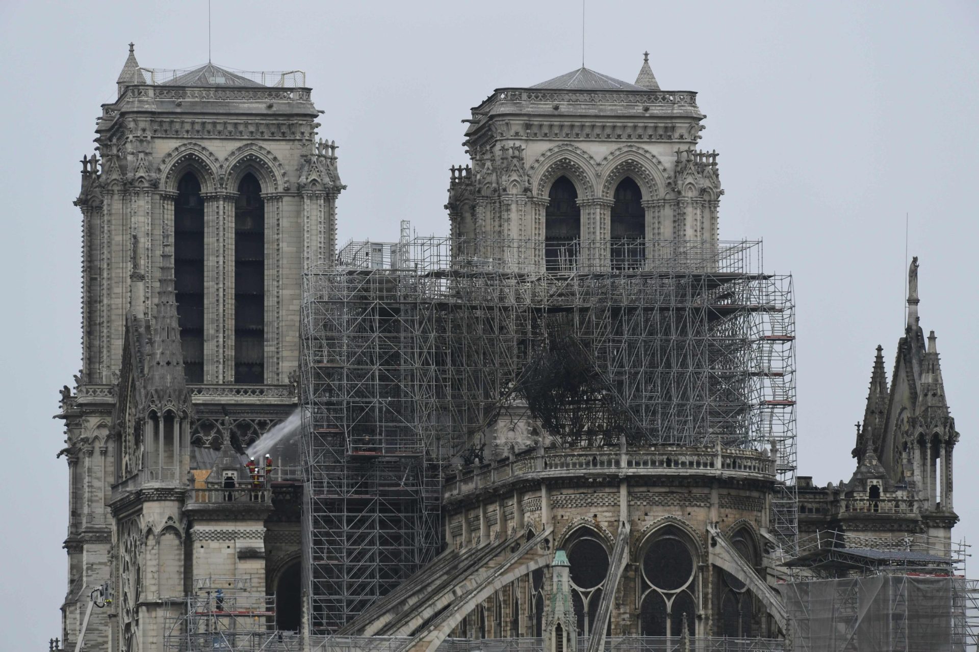 Chamas na Notre-Dame dadas como dominadas passadas nove horas