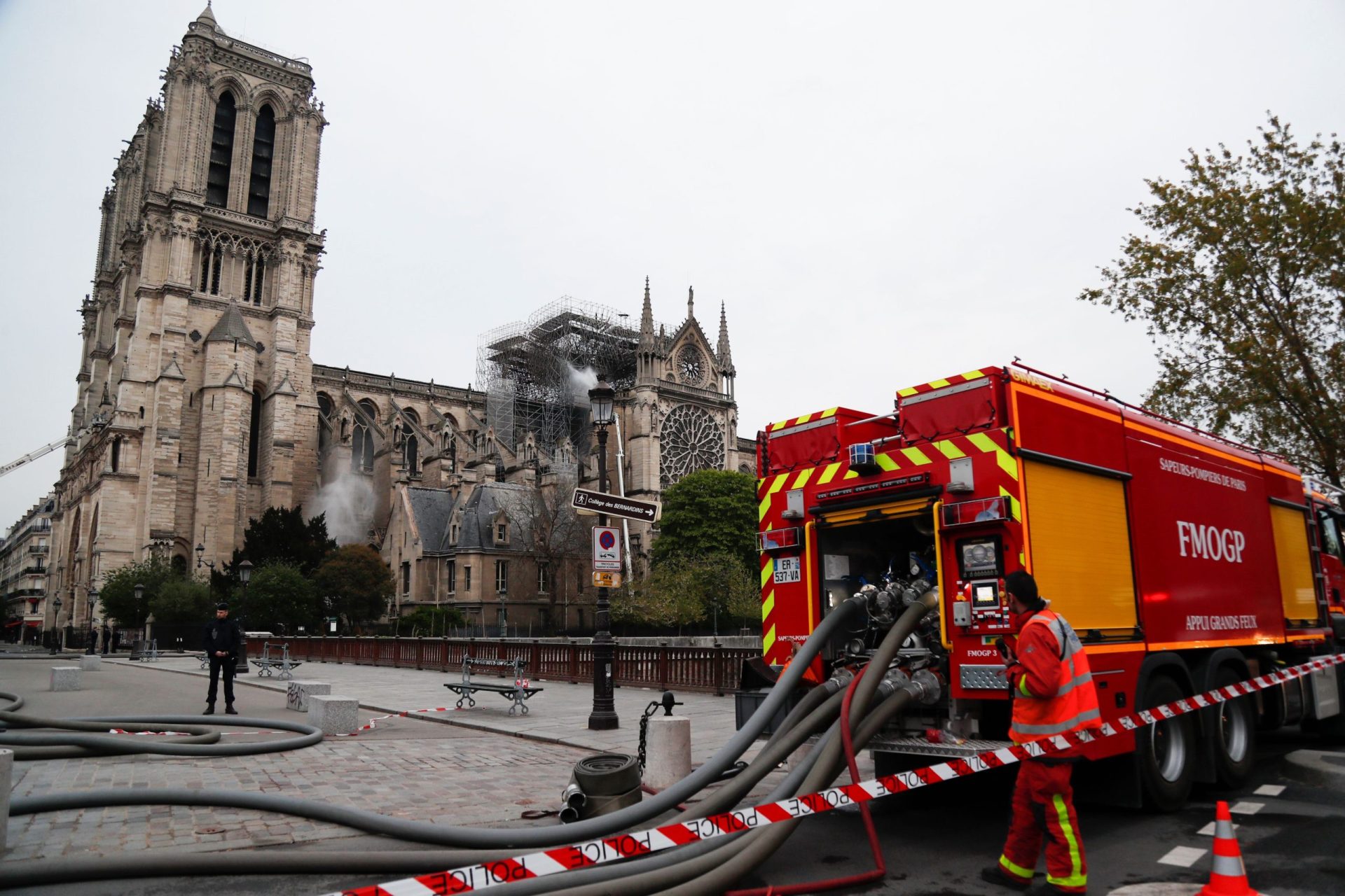 Passadas 15 horas, fogo na Catedral Notre-Dame “está extinto”