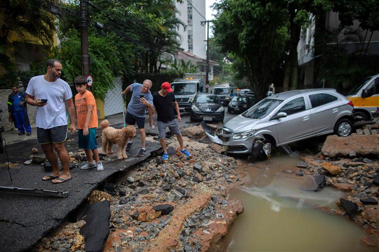 Número de mortos devido ao desabamento de prédios no Rio de Janeiro volta a subir