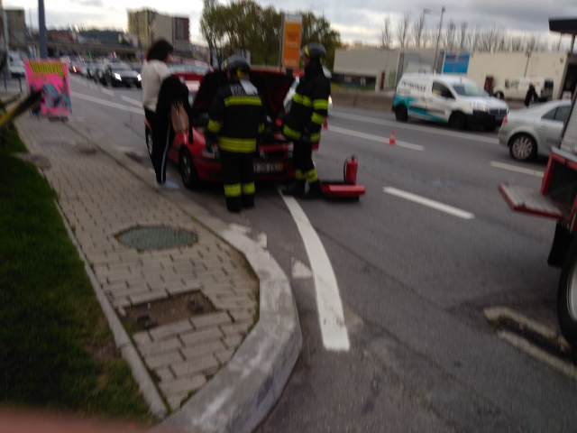 Bombeiros evitam fogo num automóvel GPL em Braga