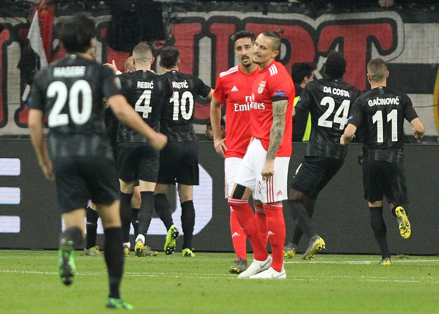 Benfica perde em Frankfurt e fica fora da Liga Europa