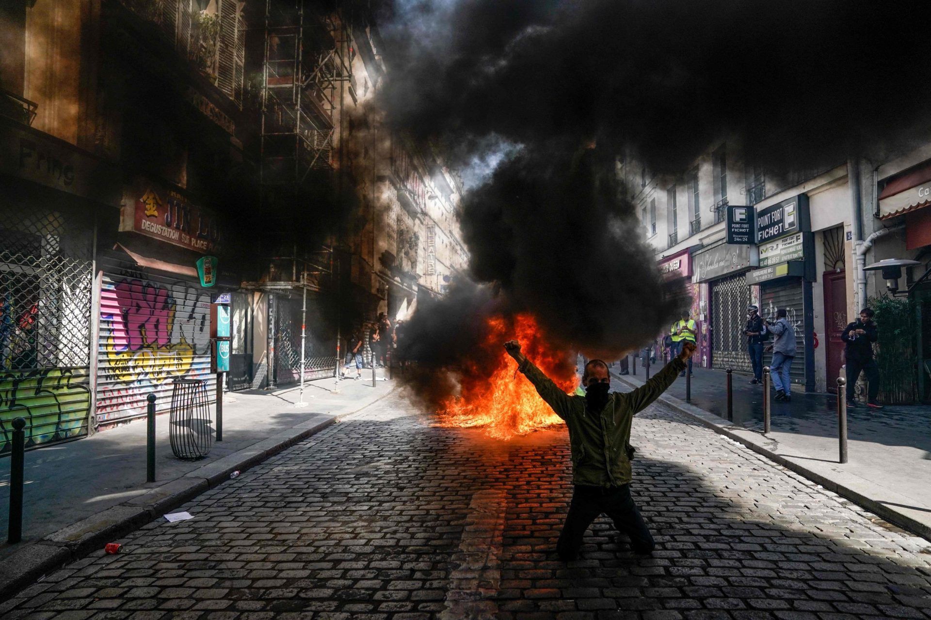 Confrontos entre manifestantes e polícia em Paris