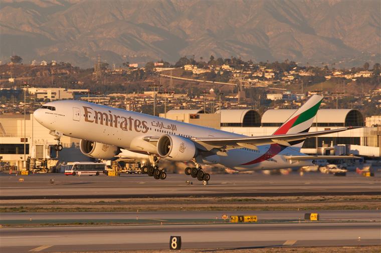Emirates volta a abrir recrutamento em Portugal e oferece salário médio de 2370 euros