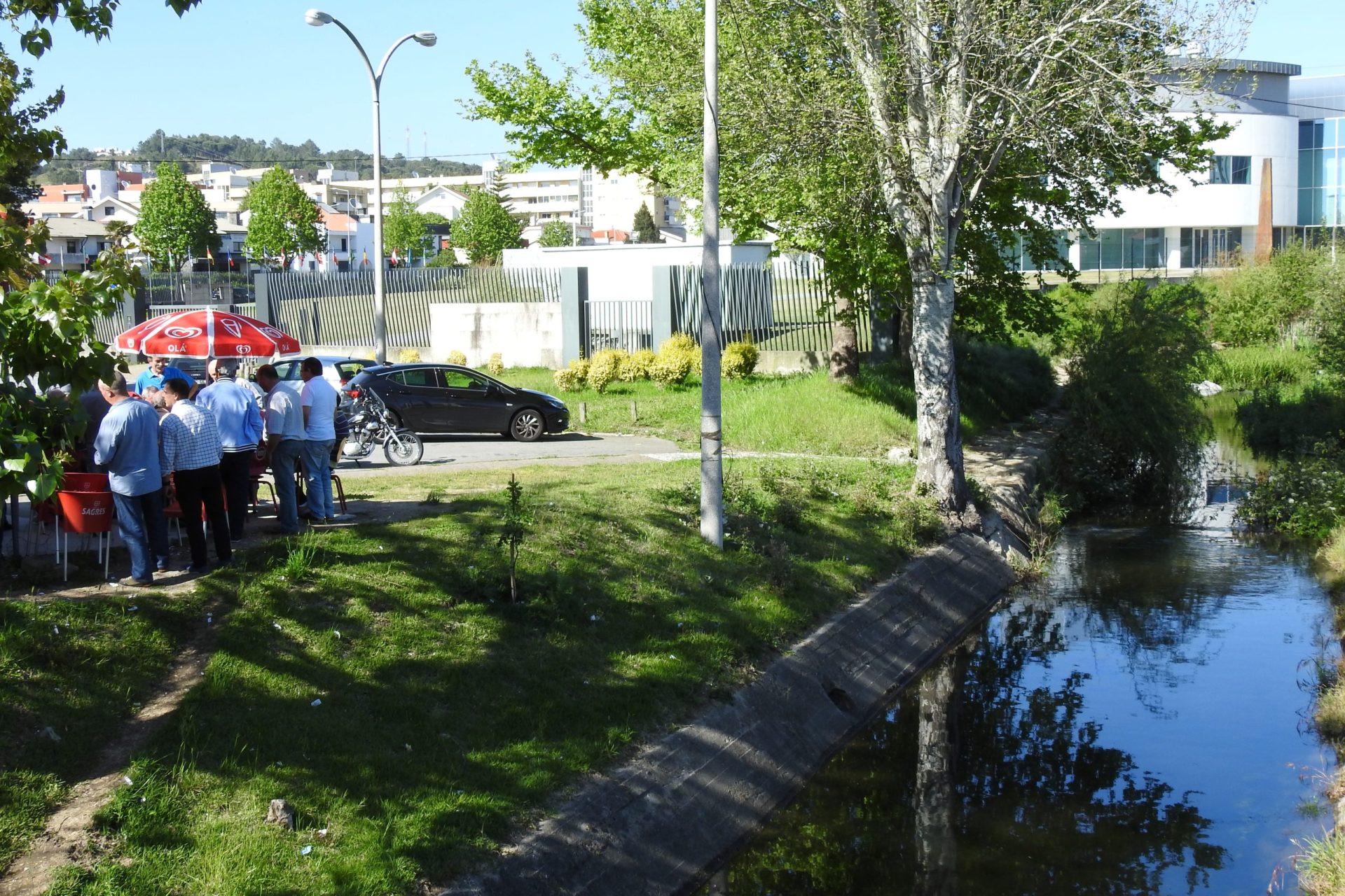 Descarga de óleo polui o Rio Este em Braga