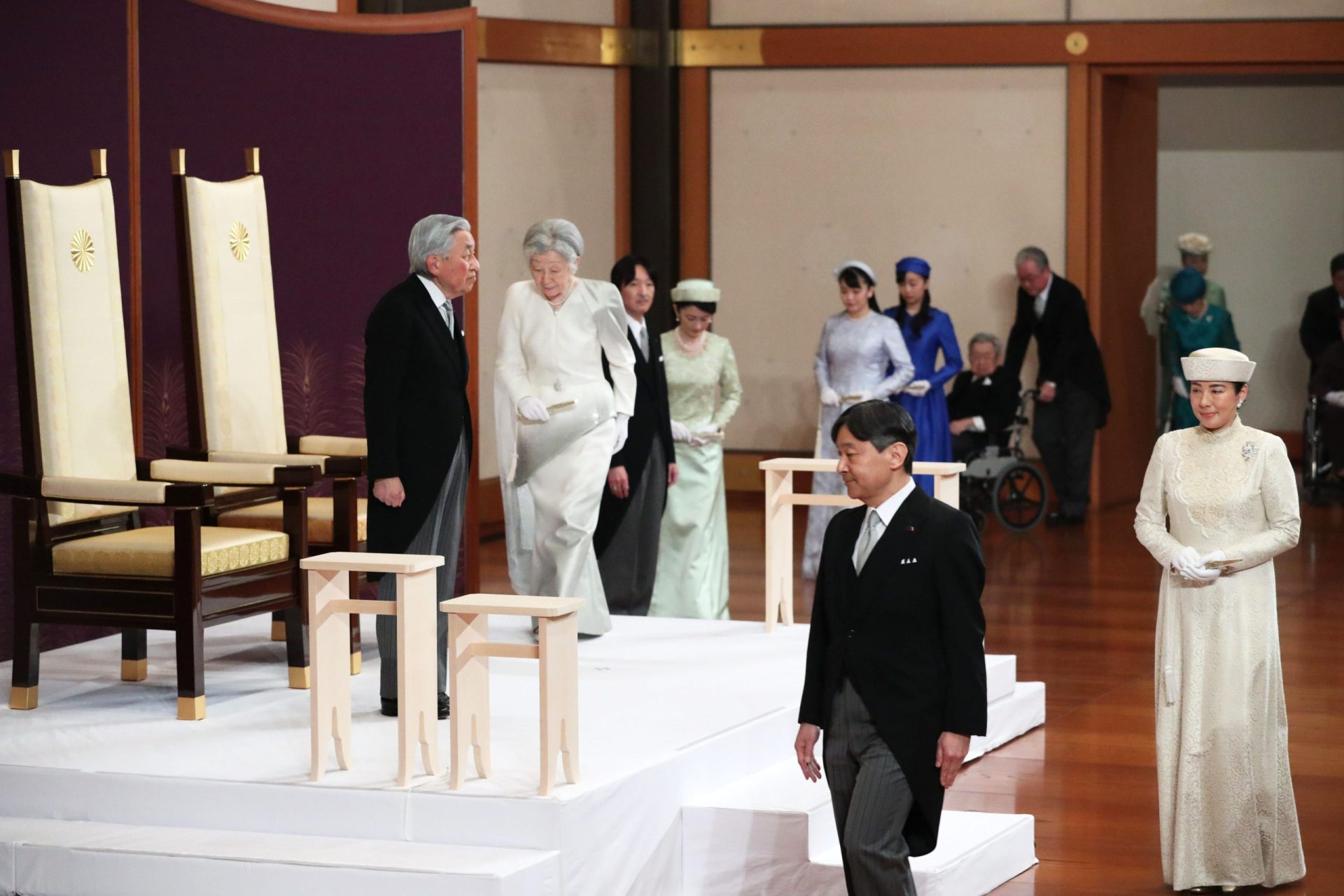 Akihito abdica do trono japonês e dá lugar ao filho