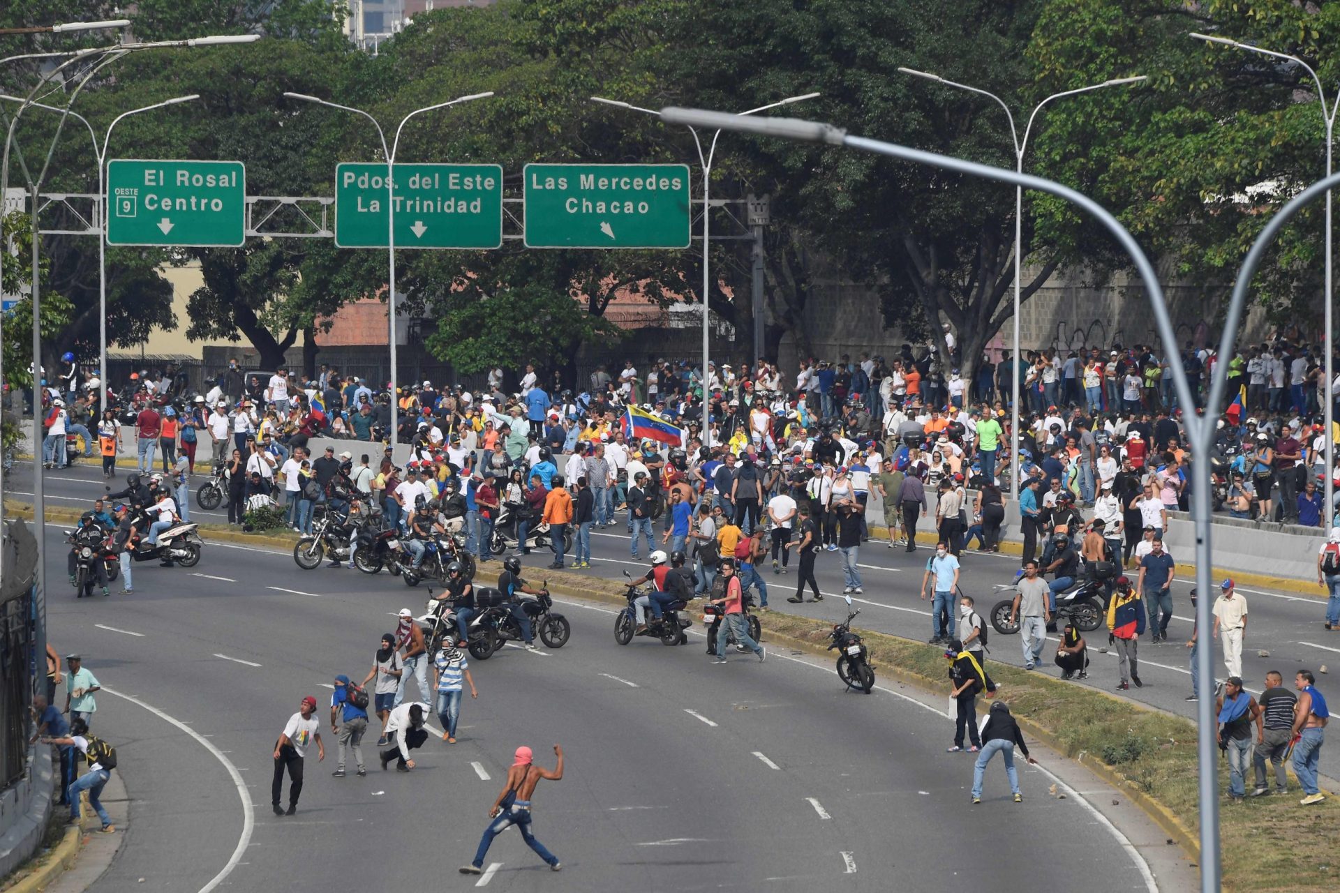 Veículo militar das forças de Maduro atropela grupo de civis em Caracas | VÍDEO