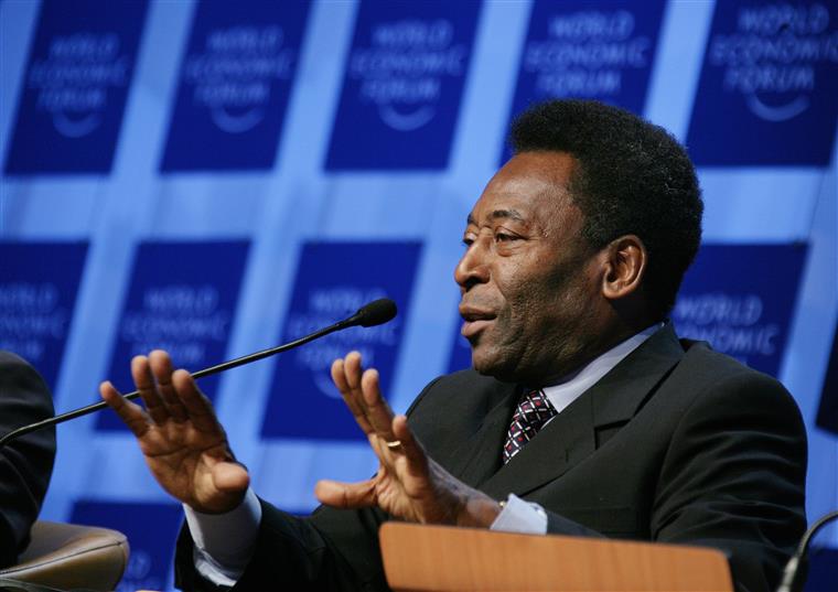 Pelé é hospitalizado de urgência em Paris, mas está fora de perigo