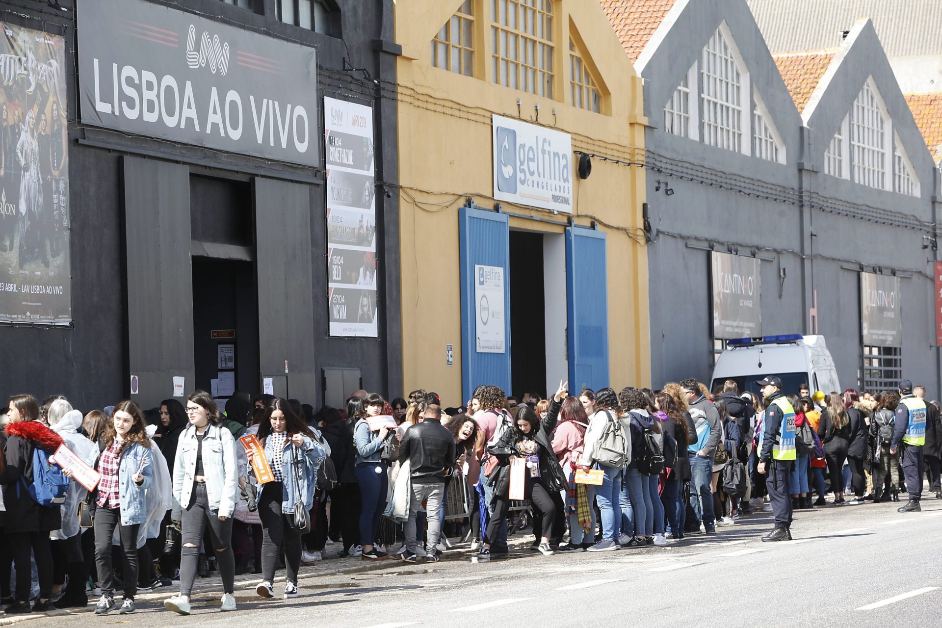 Jovens fazem fila para assistir ao concerto da banda sul-coreana ATEEZ