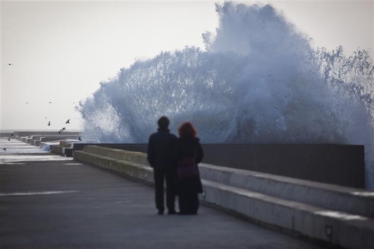 Proteção Civil emite aviso à população: precipitação, neve, vento e agitação marítima