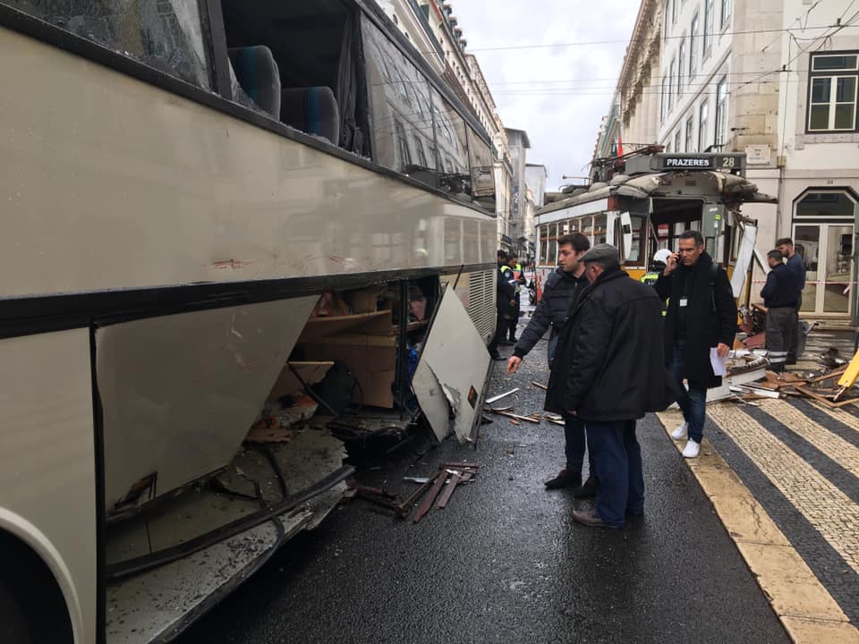 Choque entre autocarro de turismo e elétrico faz oito feridos na Baixa de Lisboa