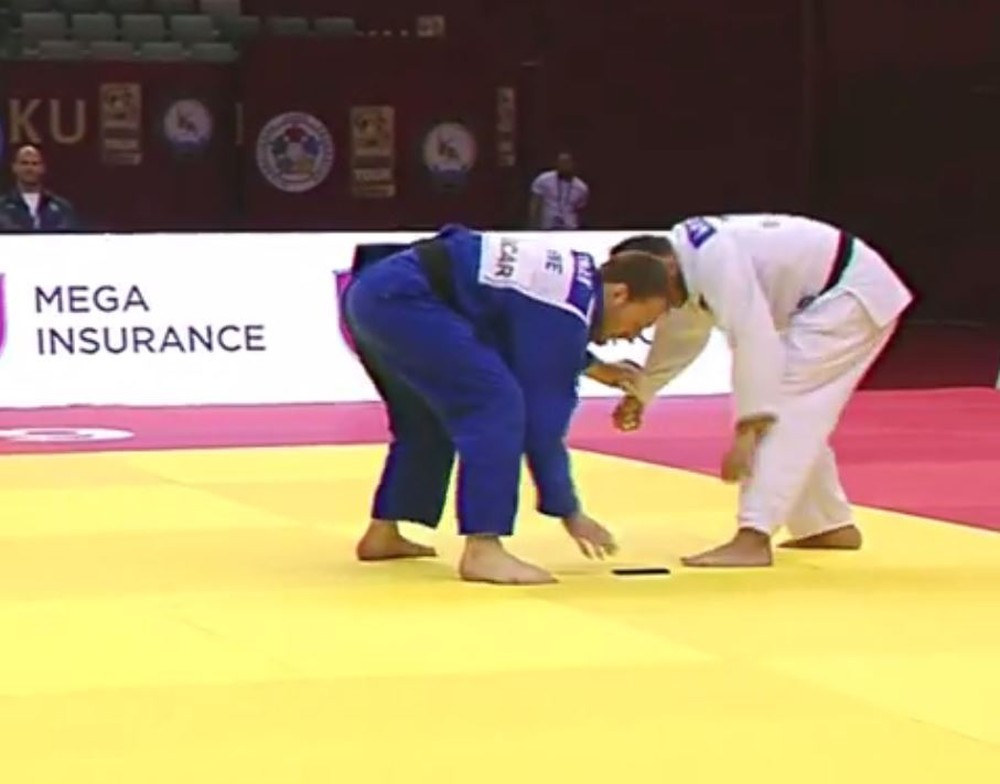 Judoca português vê telemóvel cair do quimono e é desqualificado | Vídeo