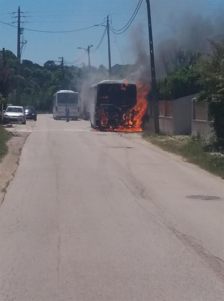 Autocarro arde em Sesimbra