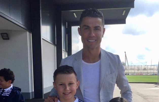 Criança com cancro realiza sonho de conhecer Cristiano Ronaldo