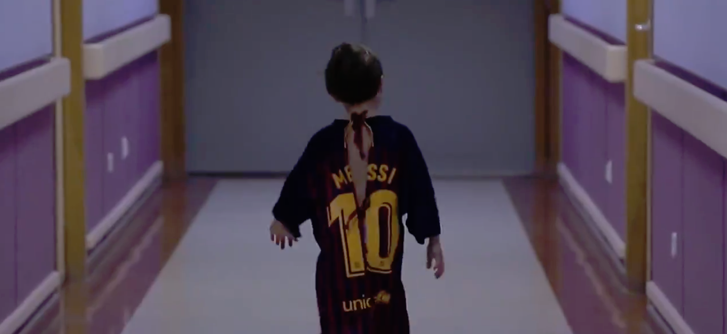 Revista de Barcelona leva a magia do futebol até às crianças hospitalizadas
