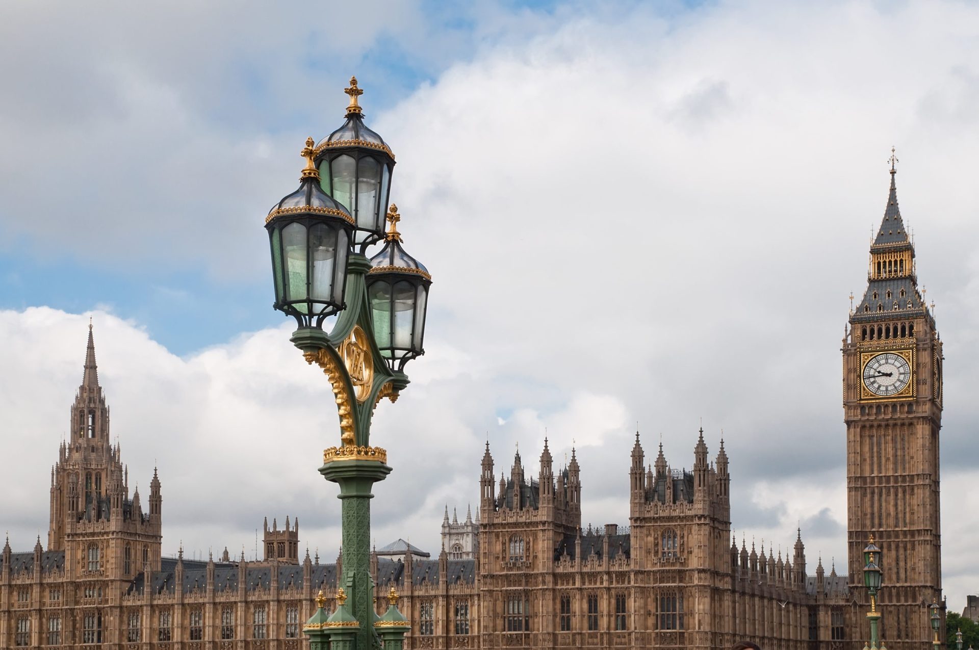 Pacote suspeito levou a encerramento de ruas em Londres